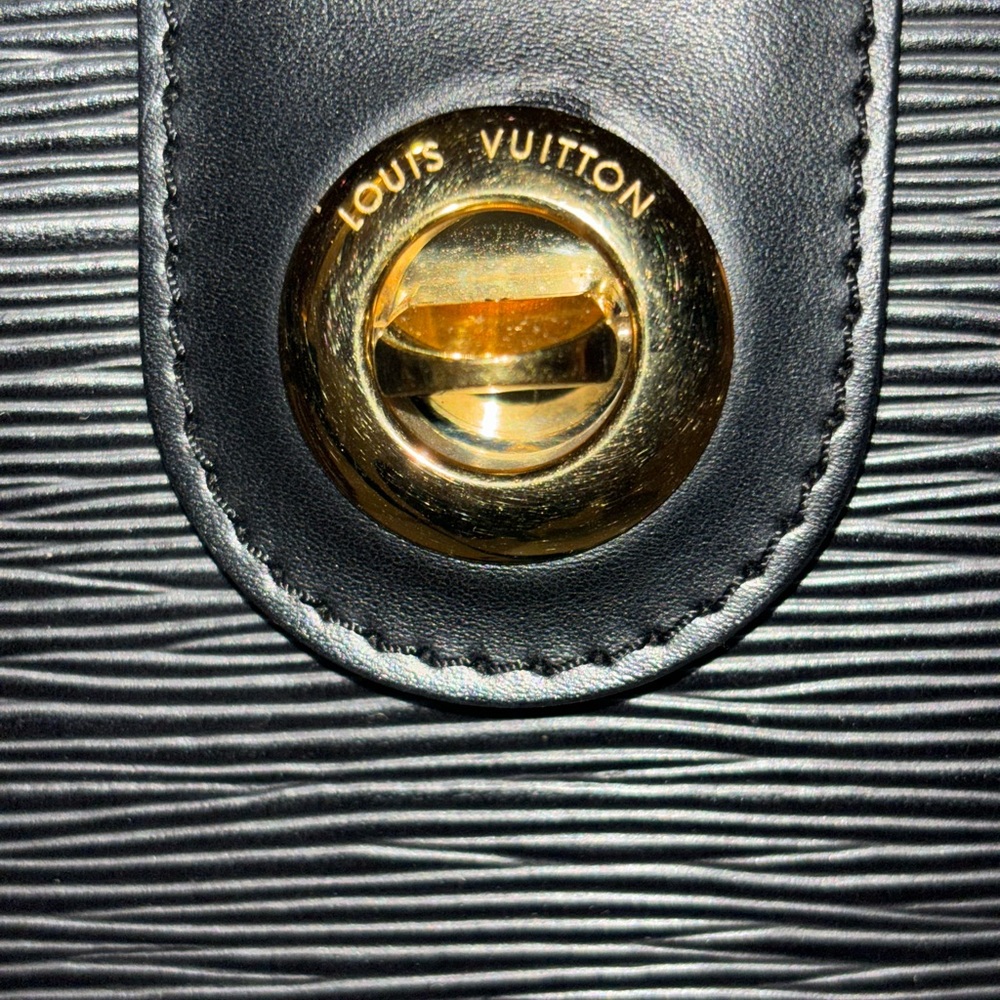 Louis Vuitton elegant black bucket bag - Picture 6 of 16